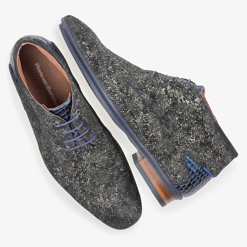 Dark green lace shoe with an organic structure