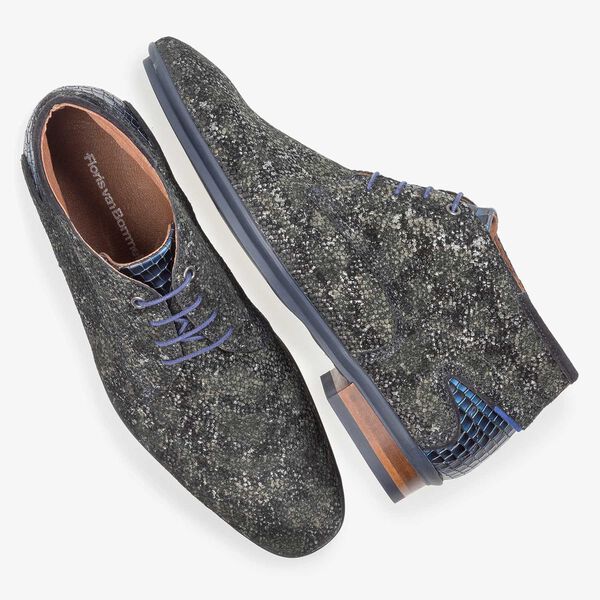 Dark green lace shoe with an organic structure