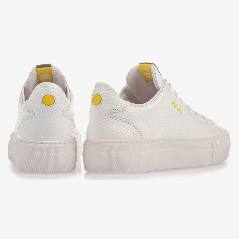 Wei&szlig;er Leder-Sneaker mit feiner Struktur