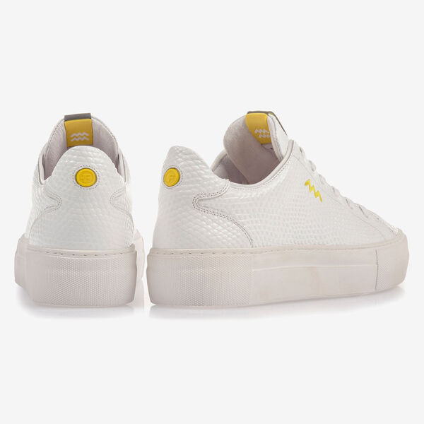 Wei&szlig;er Leder-Sneaker mit feiner Struktur