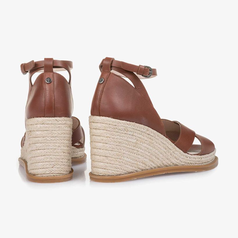 Cognacfarbene Leder-Sandale mit Keilabsatz