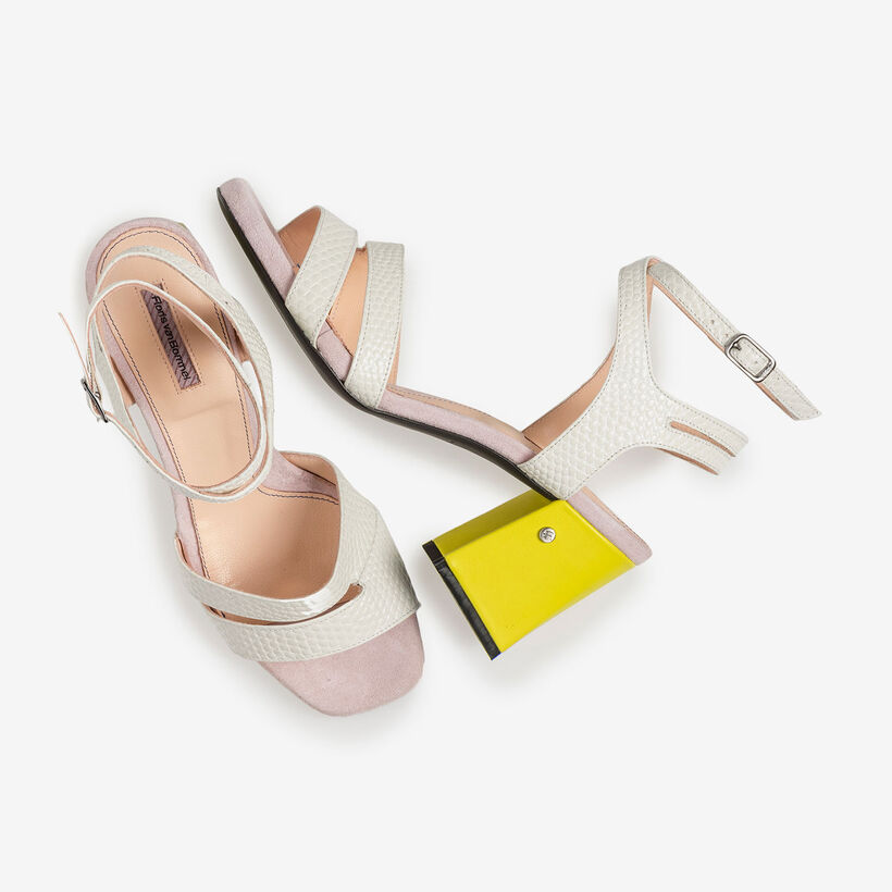 Cremewei&szlig;e Sandalette mit rosa-gelben Details
