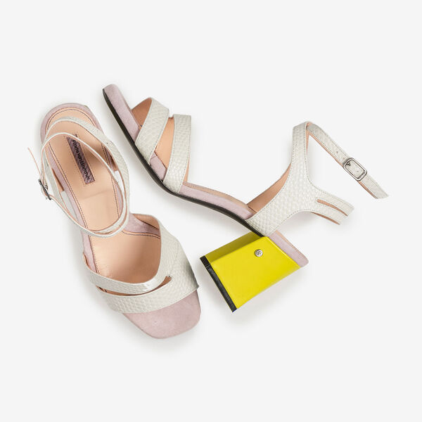 Cremewei&szlig;e Sandalette mit rosa-gelben Details