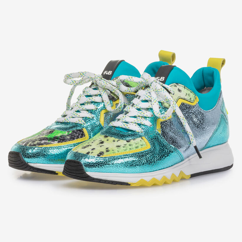 Sneaker mit hellblauem Metallic-Print