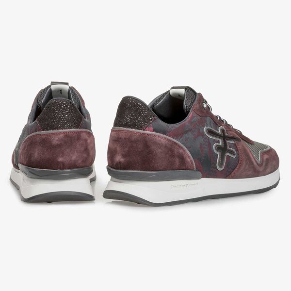Roter Wildleder-Sneaker