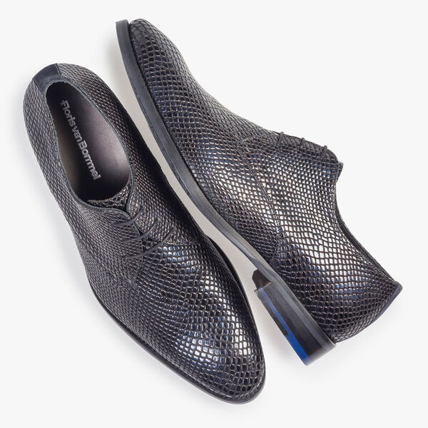 Blauer Lackleder-Schn&uuml;rschuh mit Print