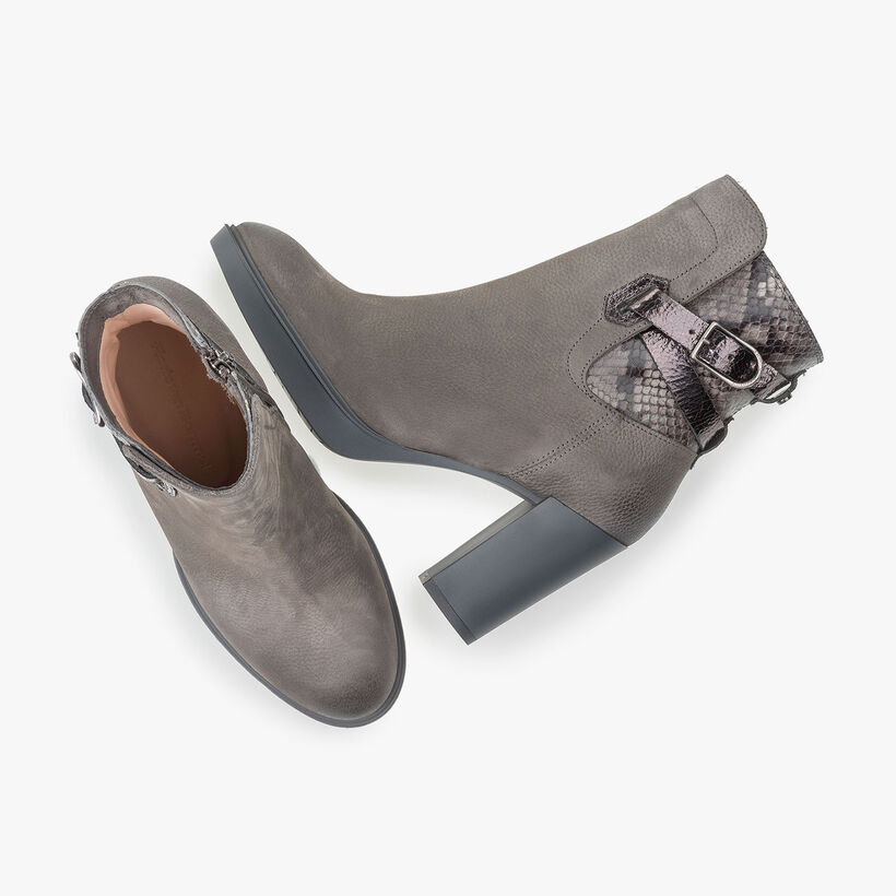 Graue Nubukleder-Stiefelette mit Schlangenprint