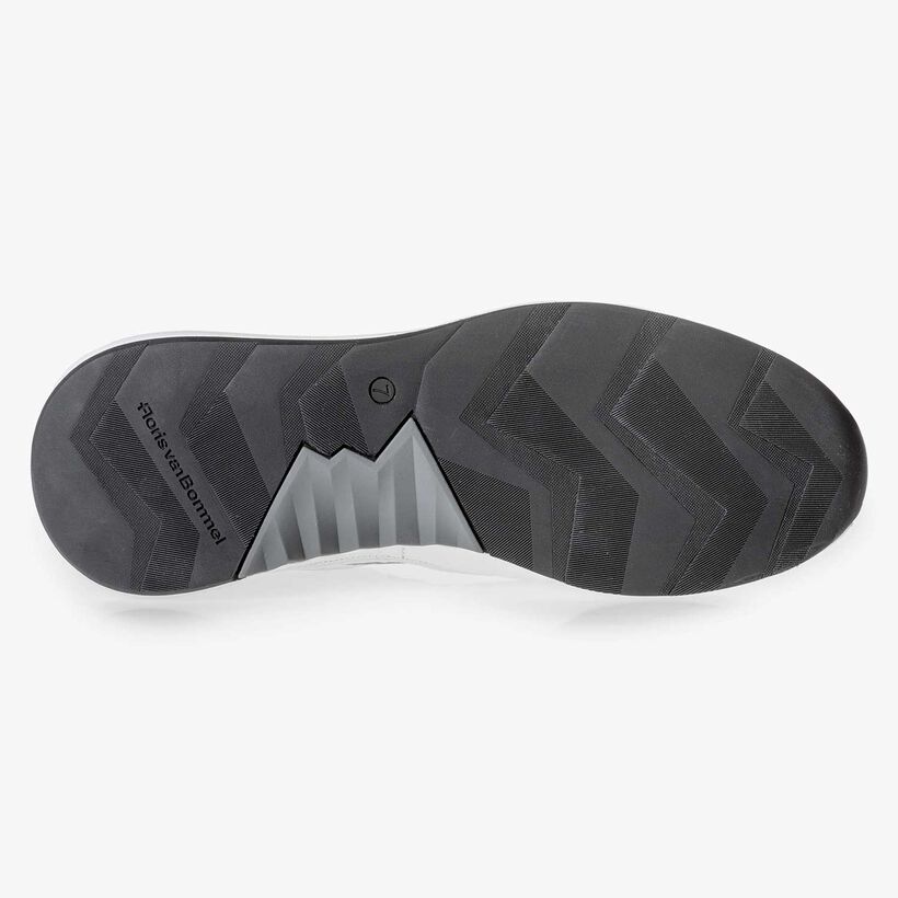 Wei&szlig;er Kalbsleder-Sneaker mit dezentem Strukturmuster