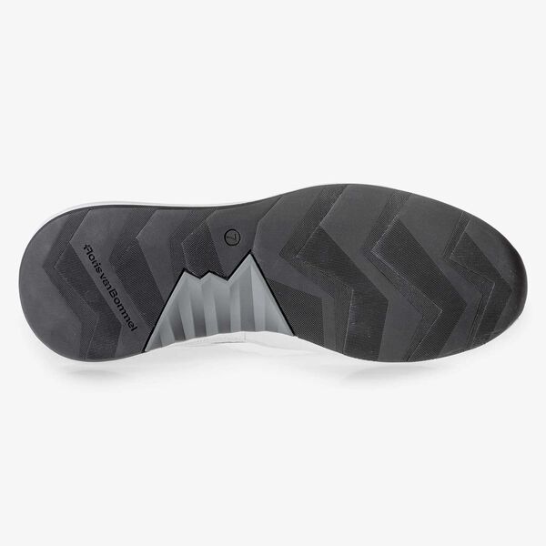 Wei&szlig;er Kalbsleder-Sneaker mit dezentem Strukturmuster