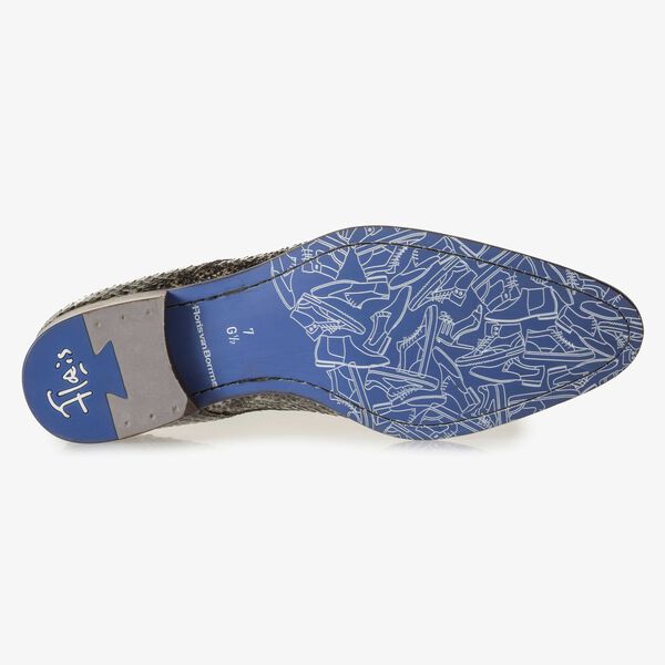 Grauer Lackleder-Schn&uuml;rschuh mit Schlangenprint