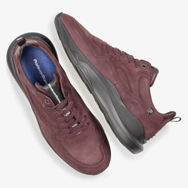 Roter Nubukleder-Sneaker mit dezentem Strukturmuster