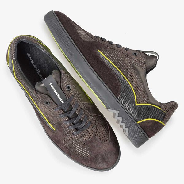 Dunkelbrauner Wildleder Sneaker mit Strukturmuster