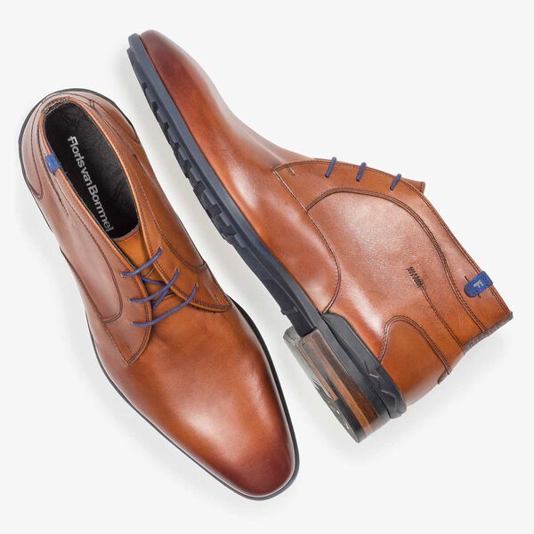 Cognacfarbener Kalbsleder-Schn&uuml;rstiefel