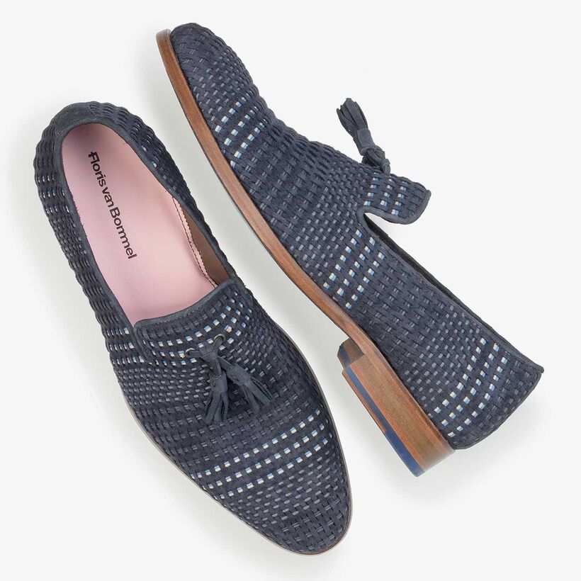 Dunkelblauer Slipper aus geflochtenem Wildleder