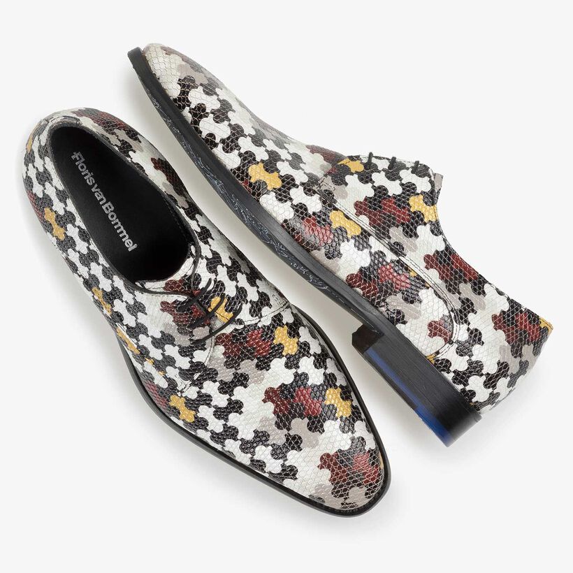 Wei&szlig;er Kalbsleder-Schn&uuml;rschuh mit mehrfarbigem Print