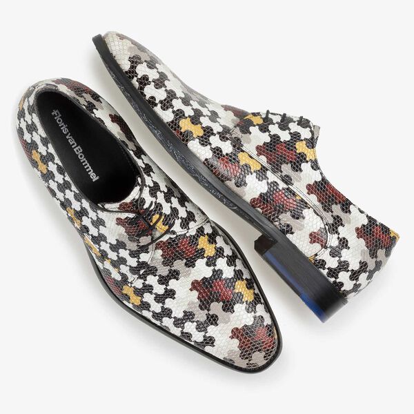 Wei&szlig;er Kalbsleder-Schn&uuml;rschuh mit mehrfarbigem Print