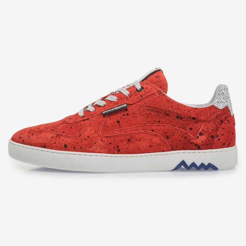 Roter Wildleder-Sneaker mit schwarzem Print