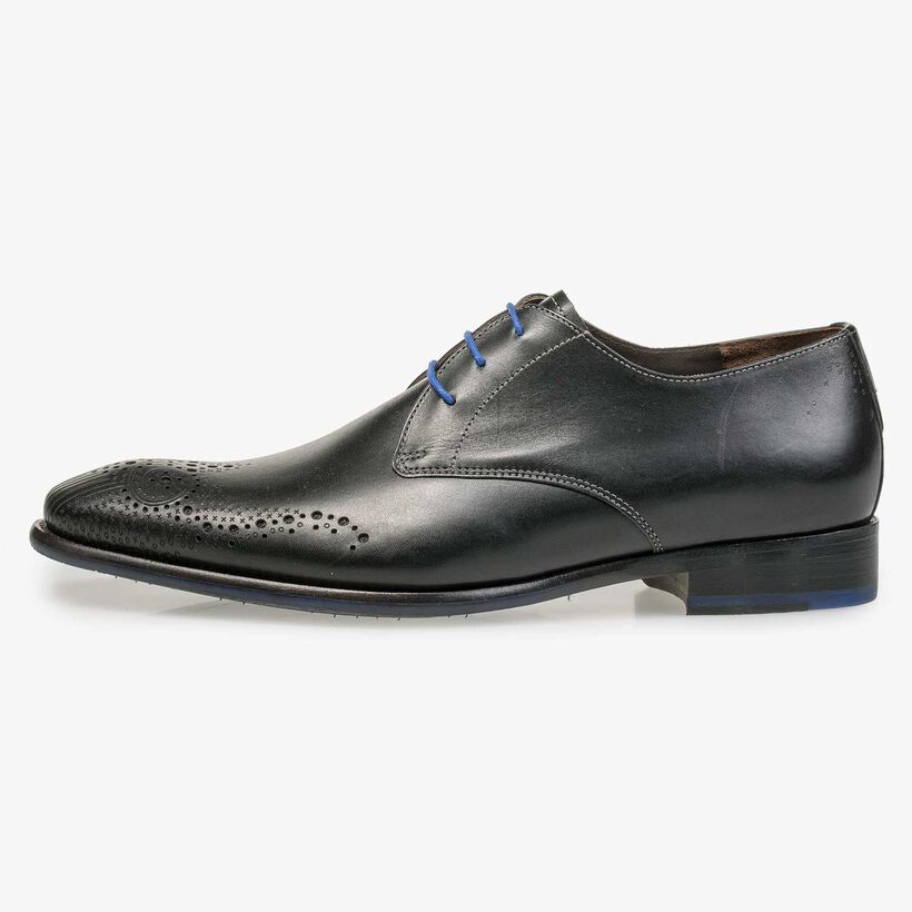 Black brogue lace shoe made of calf&rsquo;s leather