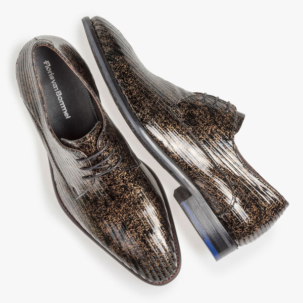 Brauner Lackleder-Schn&uuml;rschuh mit Metallicprint
