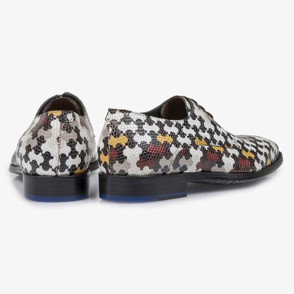 Wei&szlig;er Kalbsleder-Schn&uuml;rschuh mit mehrfarbigem Print
