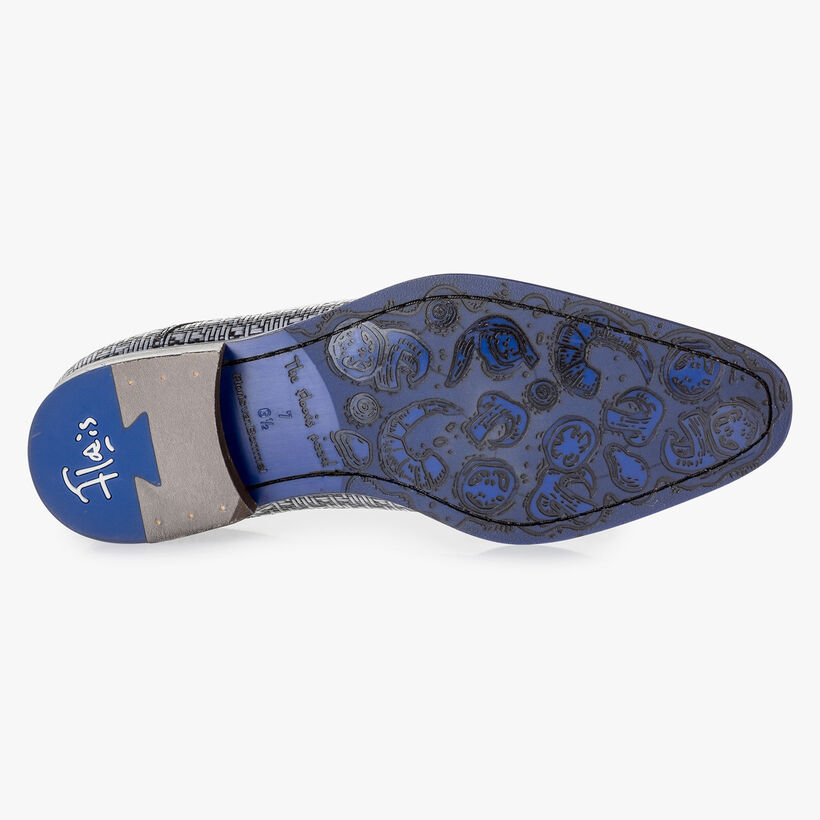 Grauer Schn&uuml;rschuh mit schwarzem Grafikprint