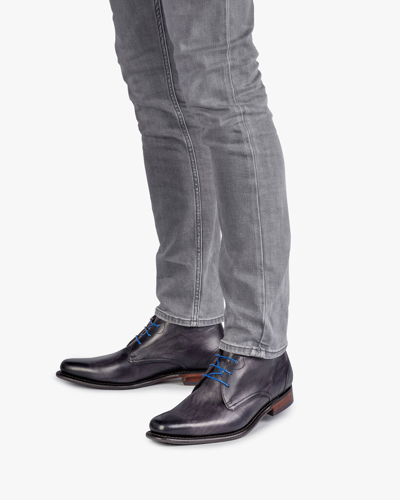 Grauer Kalbsleder-Schn&uuml;rstiefel