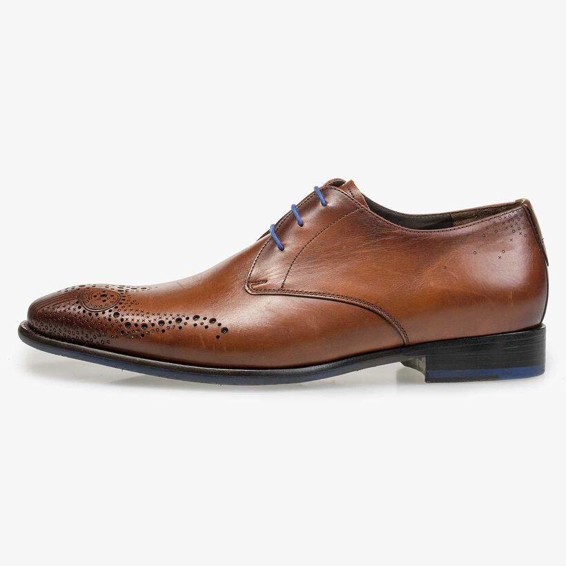 Cognacfarbener Schn&uuml;rschuh mit Brogue-Lochmuster