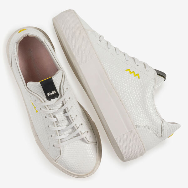 Wei&szlig;er Leder-Sneaker mit feiner Struktur