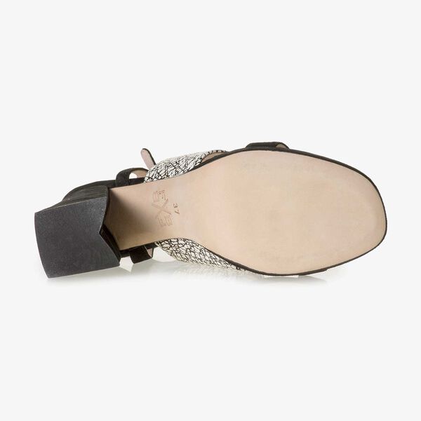 Schwarz-wei&szlig;e gemusterte Wildleder-Sandalette
