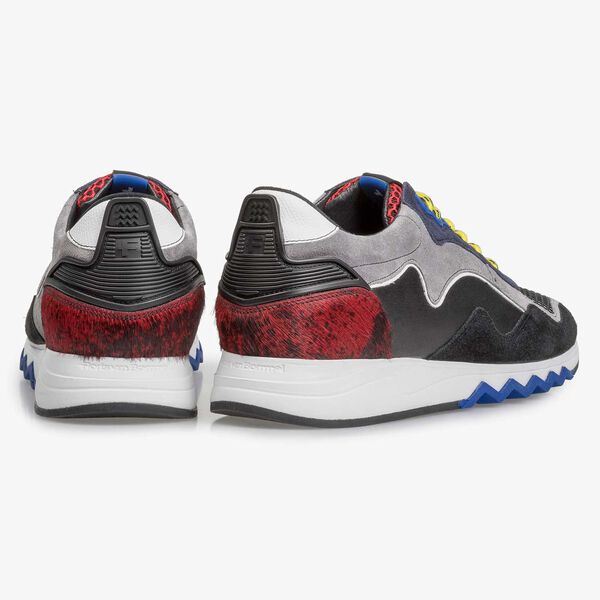 Schwarz-roter Wildleder-Sneaker
