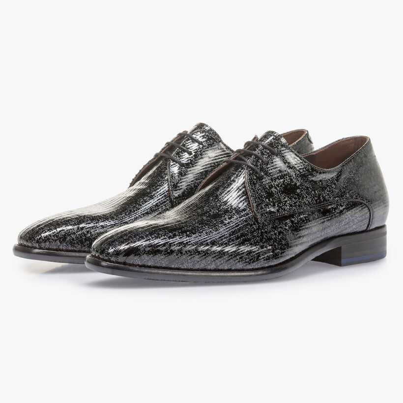 Schwarzer Lackleder-Schn&uuml;rschuh mit Metallicprint