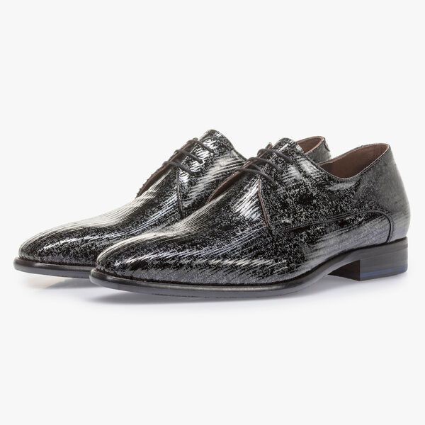 Schwarzer Lackleder-Schn&uuml;rschuh mit Metallicprint