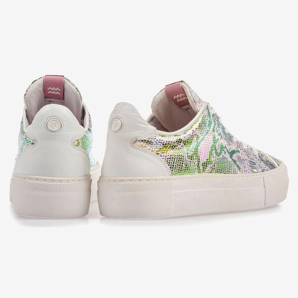Sneaker mit gr&uuml;n-goldenem Metallic-Print