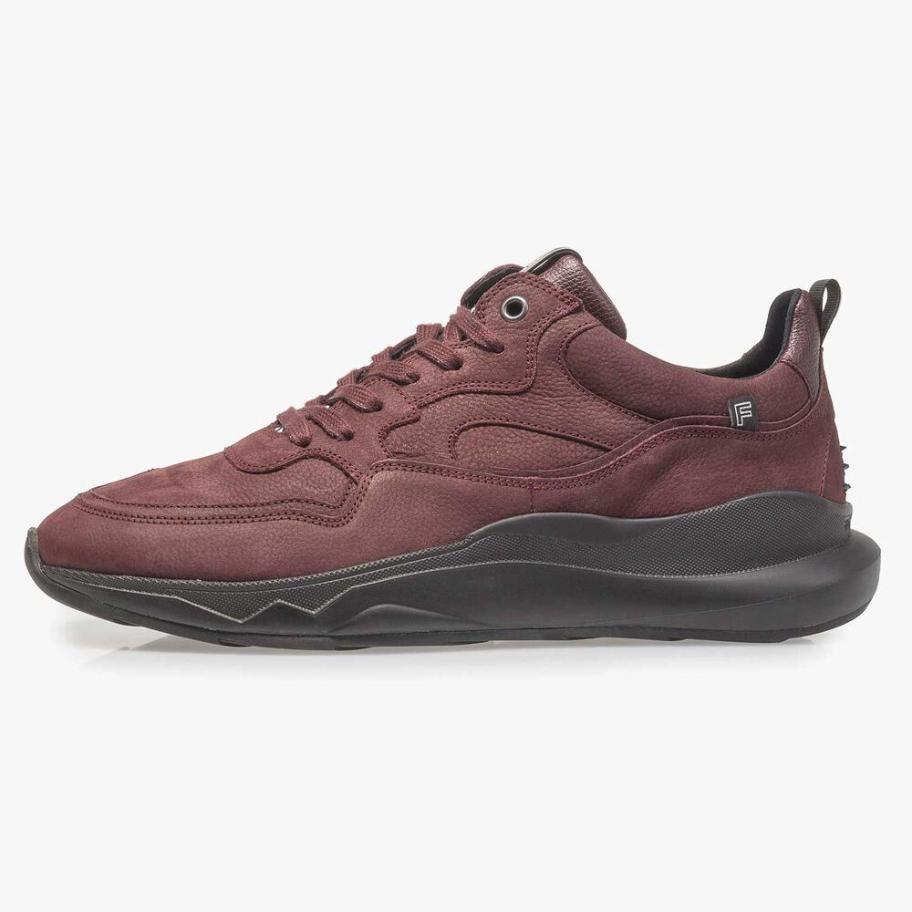 Roter Nubukleder-Sneaker mit dezentem Strukturmuster