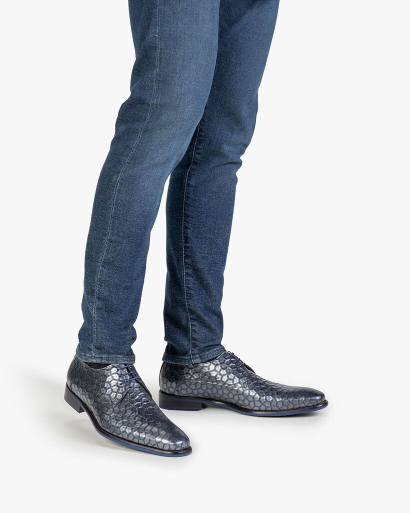 Schn&uuml;rschuh Metallic-Print grau