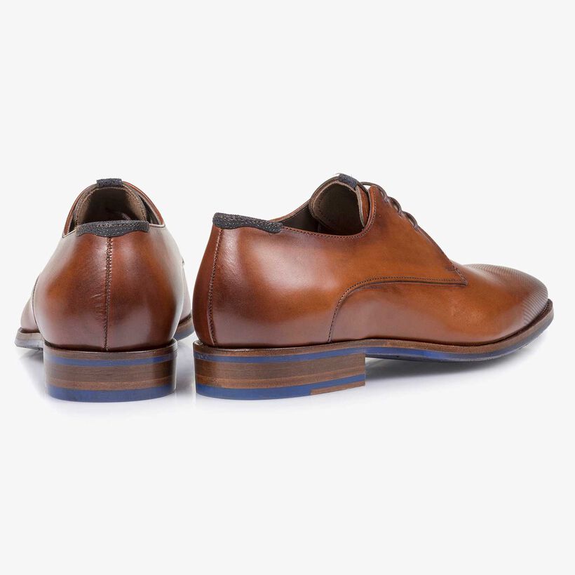 Cognacfarbener Kalbsleder-Schn&uuml;rschuh