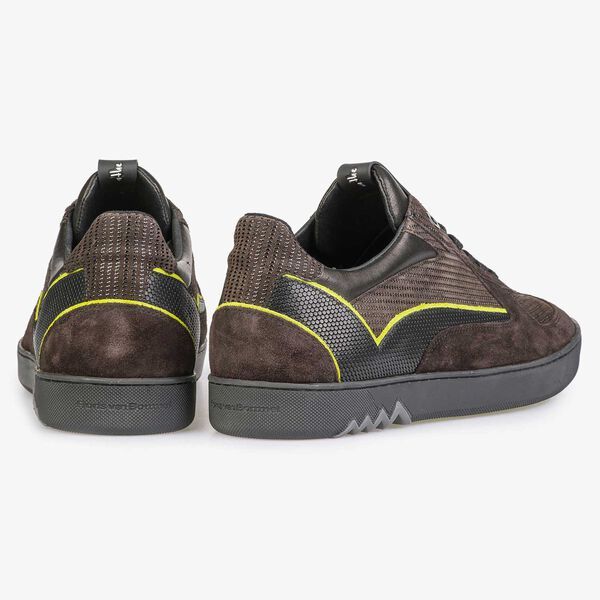 Dunkelbrauner Wildleder Sneaker mit Strukturmuster