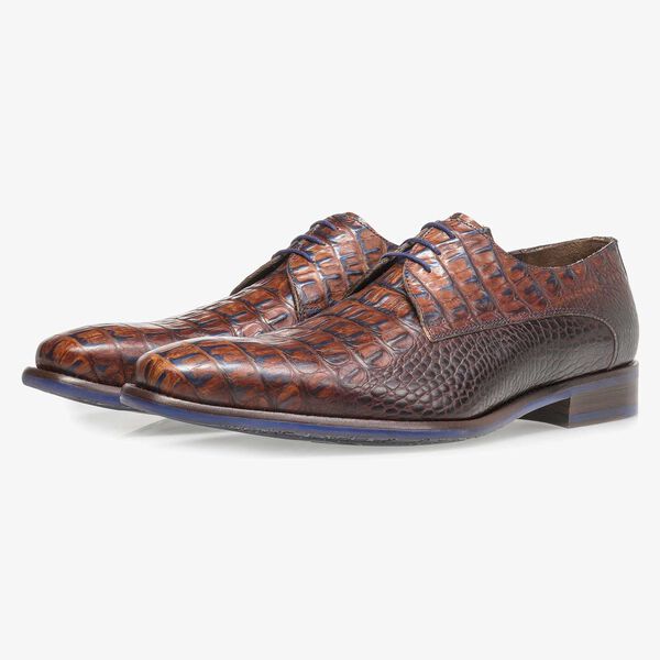 Cognacfarbener Leder-Schn&uuml;rschuh mit Krokoprint