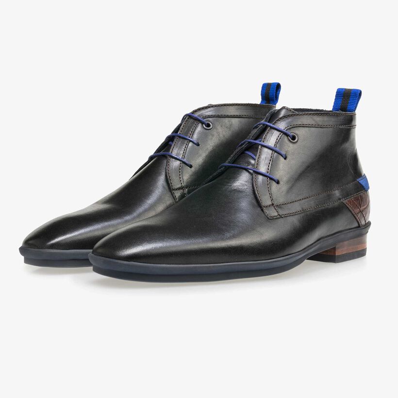 Schwarzer halbhoher Leder Schn&uuml;rstiefel