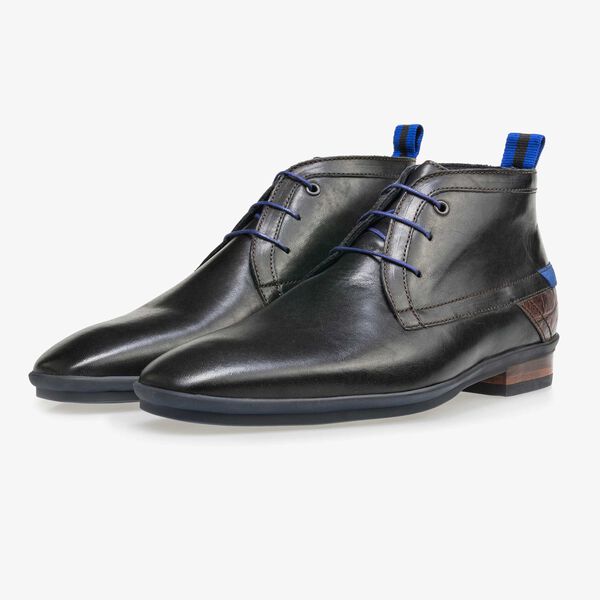 Schwarzer halbhoher Leder Schn&uuml;rstiefel
