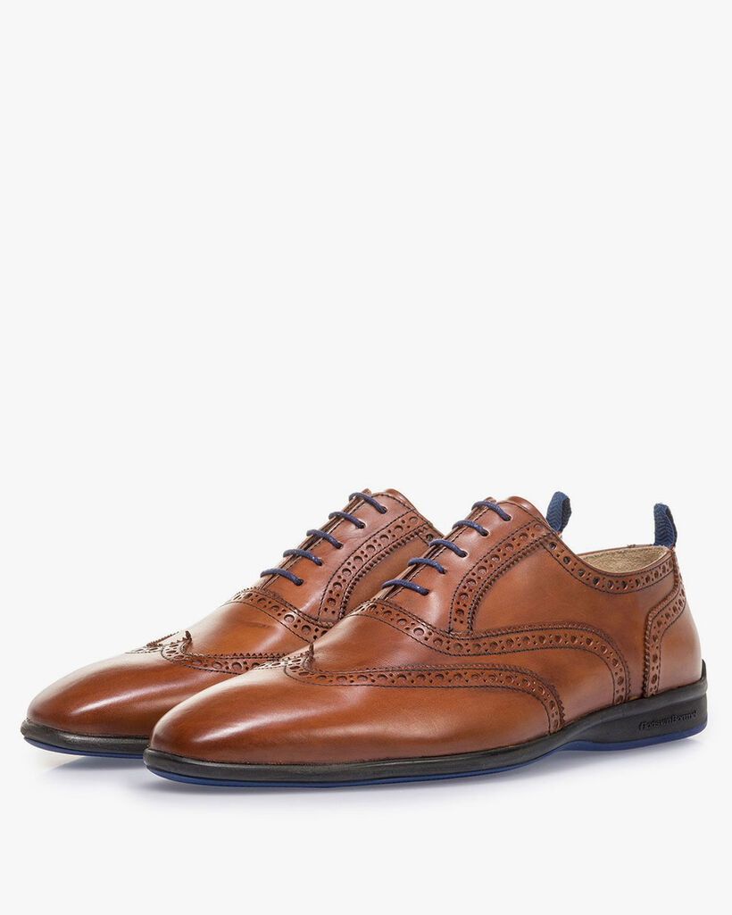 Dunkler cognacfarbener Kalbsleder-Schn&uuml;rschuh