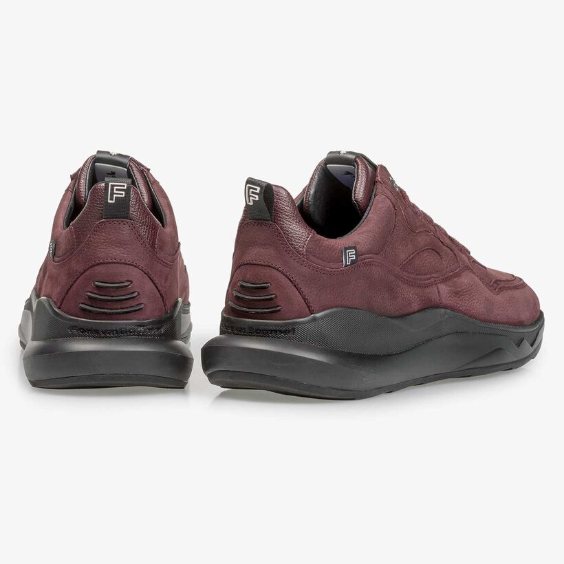 Roter Nubukleder-Sneaker mit dezentem Strukturmuster