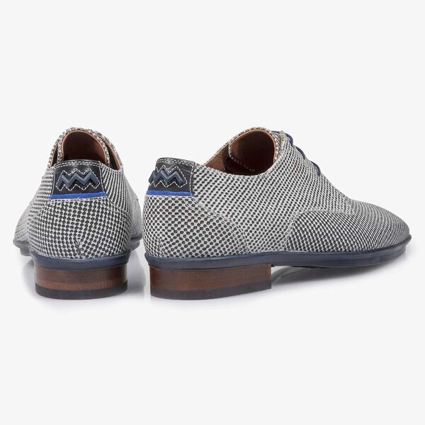 Hellgrauer Wildleder-Schn&uuml;rschuh mit Mini-Print