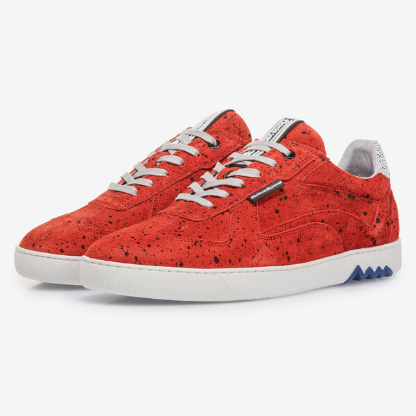 Roter Wildleder-Sneaker mit schwarzem Print