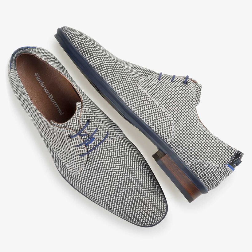 Hellgrauer Wildleder-Schn&uuml;rschuh mit Mini-Print