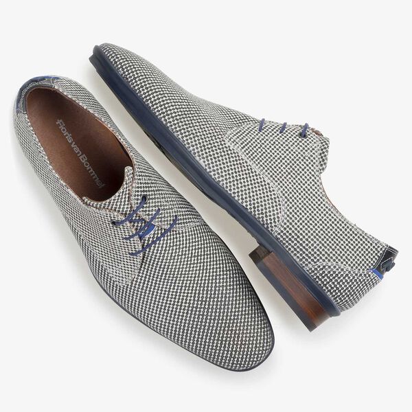 Hellgrauer Wildleder-Schn&uuml;rschuh mit Mini-Print