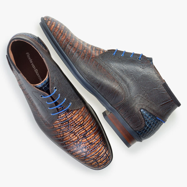 Cognacfarbener Kalbsleder-Schn&uuml;rschuh mit Eidechsenprint