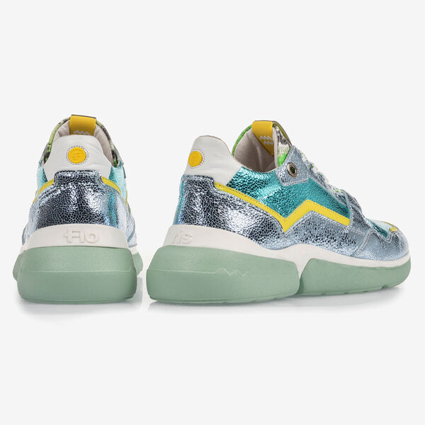 Hellblauer Leder-Sneaker mit Metallic-Print