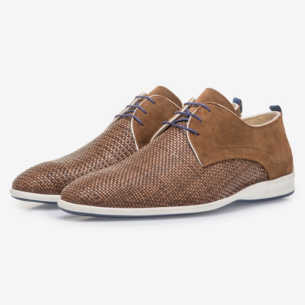 Brauner Schn&uuml;rschuh aus geflochtenem Leder