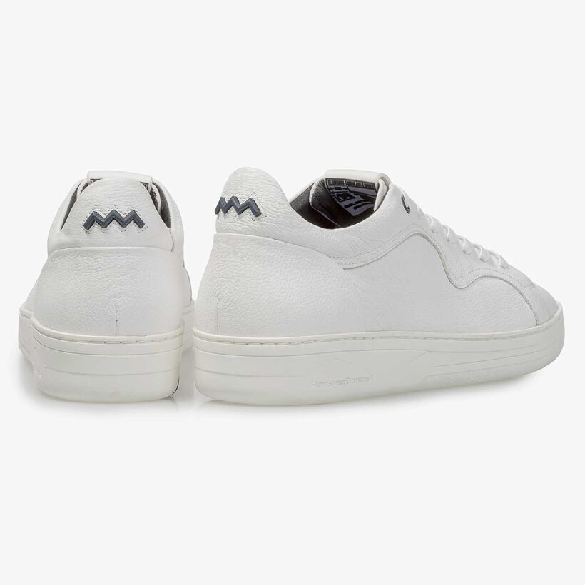 Wei&szlig;er Kalbsleder-Sneaker mit feiner Struktur